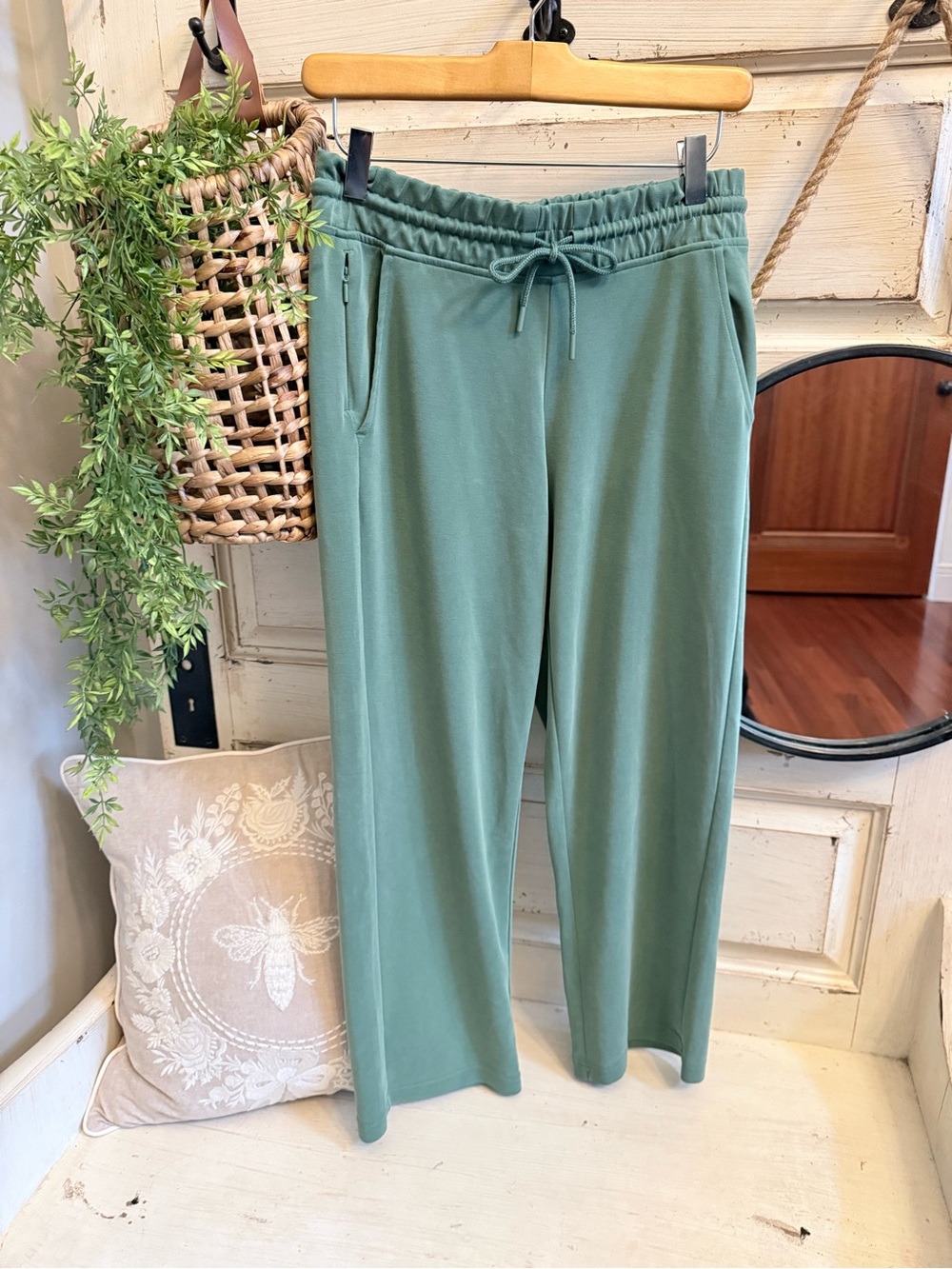 Athleta emerald Green Drawstring Waist cropped Pants